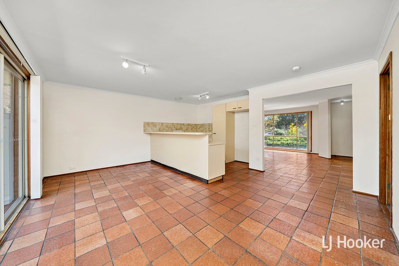 Photo - 71 Twelvetrees Crescent, Florey ACT 2615 - Image 5