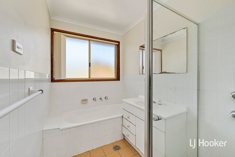 Photo - 71 Twelvetrees Crescent, Florey ACT 2615 - Image 10