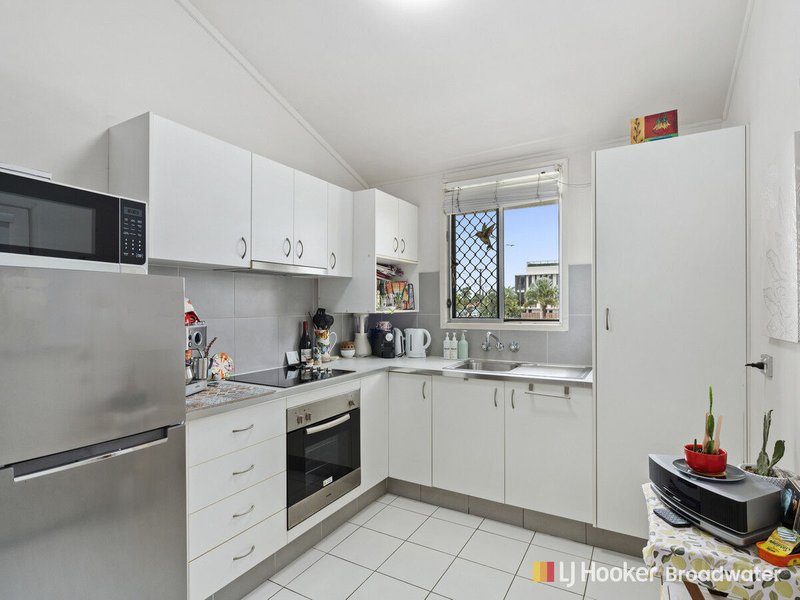 Photo - 7/126 Marine Parade, Southport QLD 4215 - Image 4