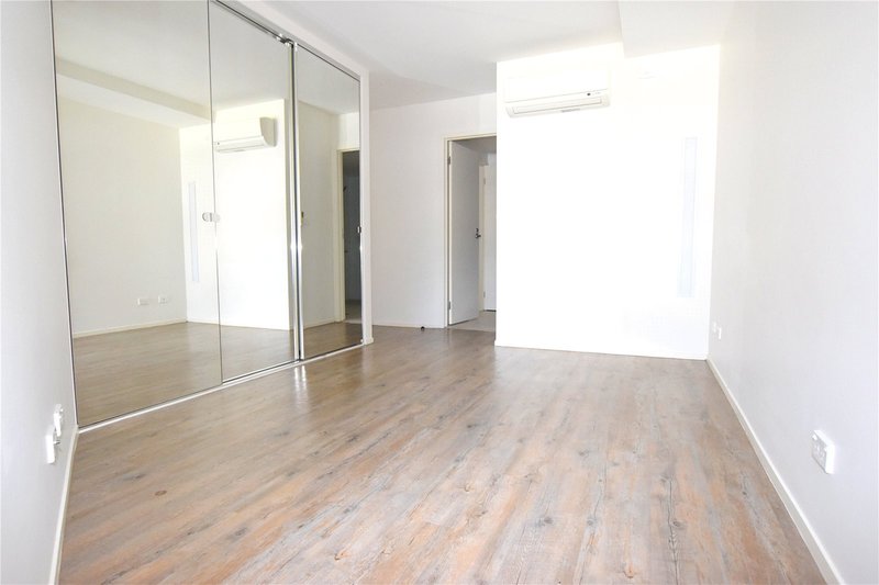 Photo - 718/838 Bourke Street, Docklands VIC 3008 - Image 6