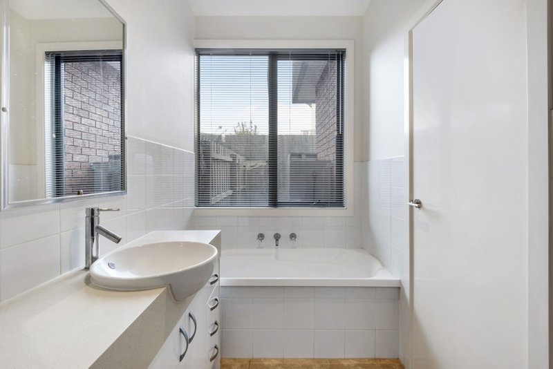 Photo - 7/2-4 Newton Street, Chadstone VIC 3148 - Image 7