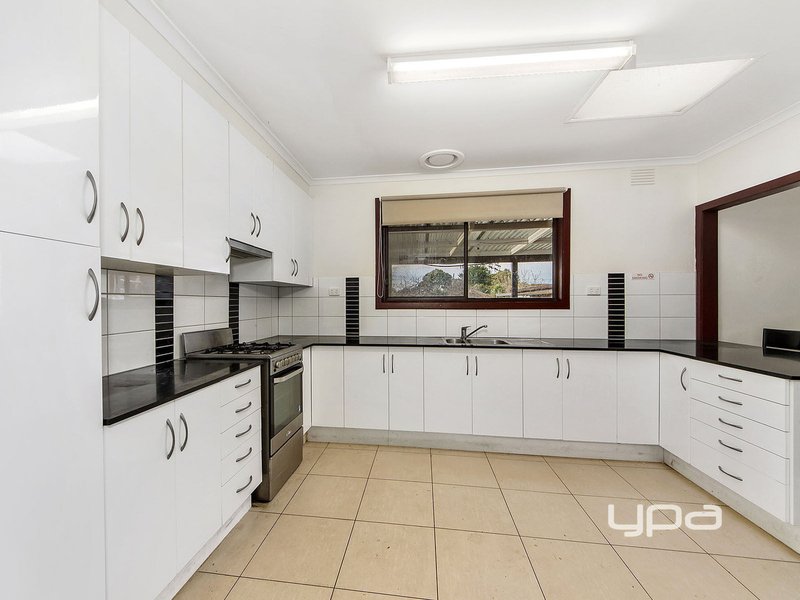 Photo - 72 Avondale Avenue, St Albans VIC 3021 - Image 3