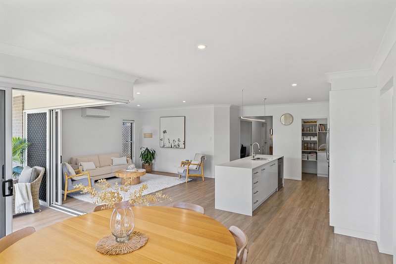 Photo - 72 Entabeni Drive, Kearneys Spring QLD 4350 - Image 4