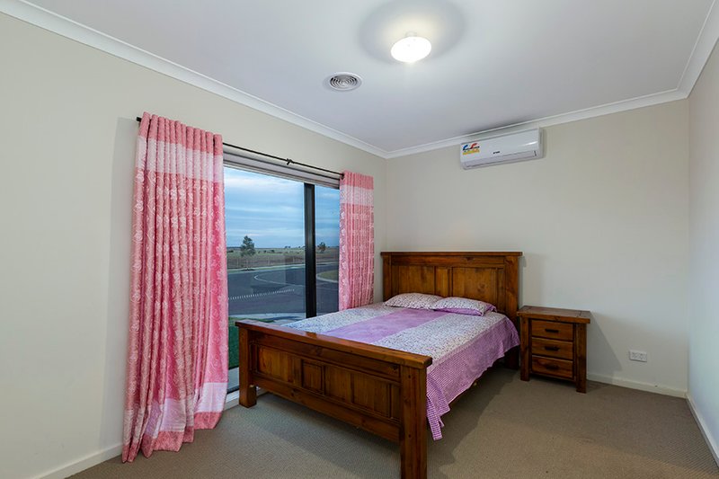 Photo - 72 Hammersmith Road, Wyndham Vale VIC 3024 - Image 11