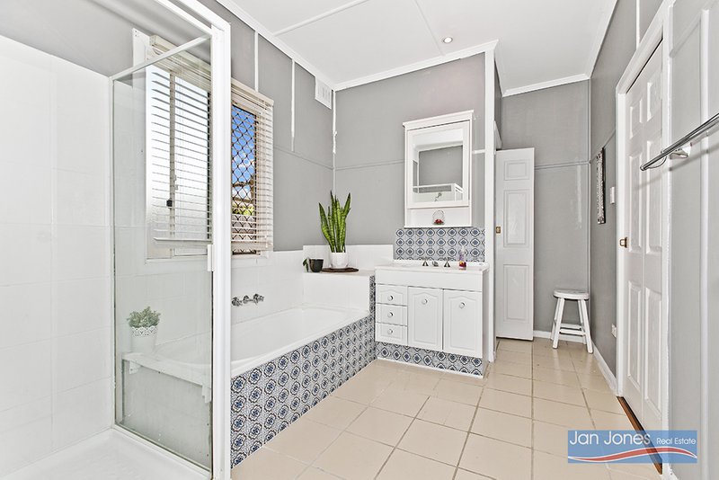 Photo - 72 Hill Pde , Clontarf QLD 4019 - Image 10