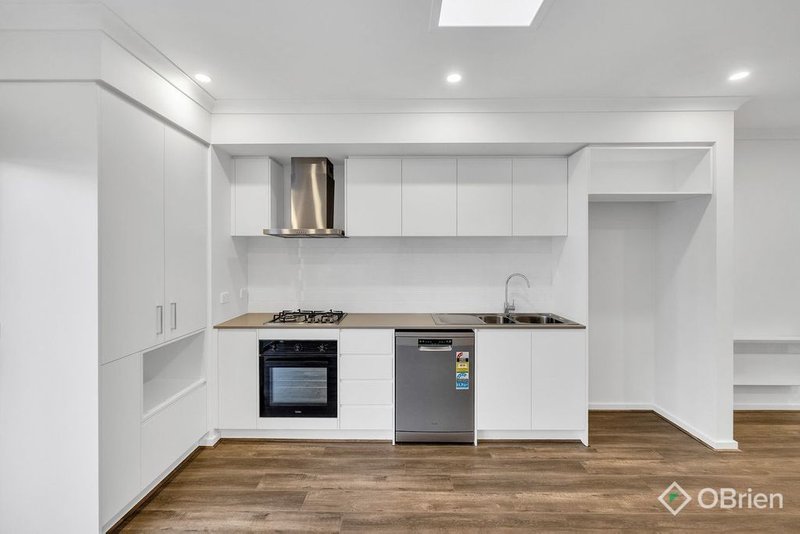 Photo - 72 Leeward Drive, Tarneit VIC 3029 - Image 2