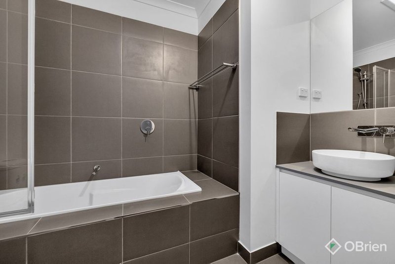 Photo - 72 Leeward Drive, Tarneit VIC 3029 - Image 8