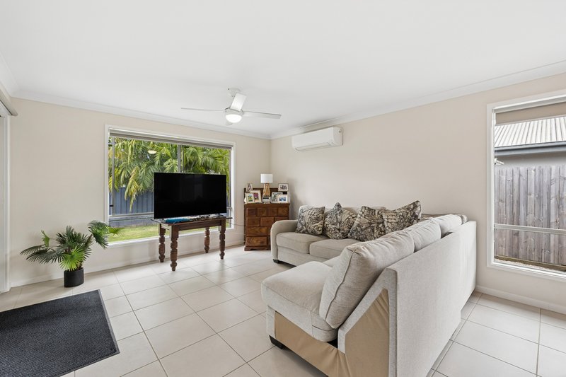 Photo - 72 Spruce Circuit, Hillcrest QLD 4118 - Image 2