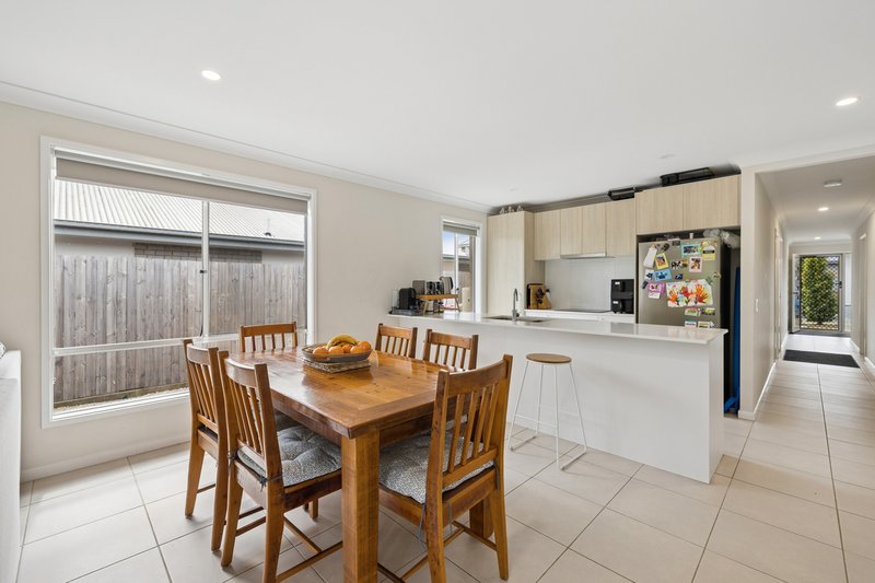 Photo - 72 Spruce Circuit, Hillcrest QLD 4118 - Image 3