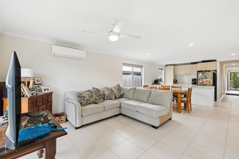 Photo - 72 Spruce Circuit, Hillcrest QLD 4118 - Image 4