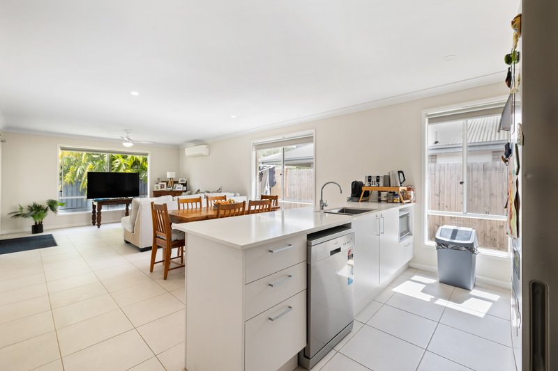 Photo - 72 Spruce Circuit, Hillcrest QLD 4118 - Image 5