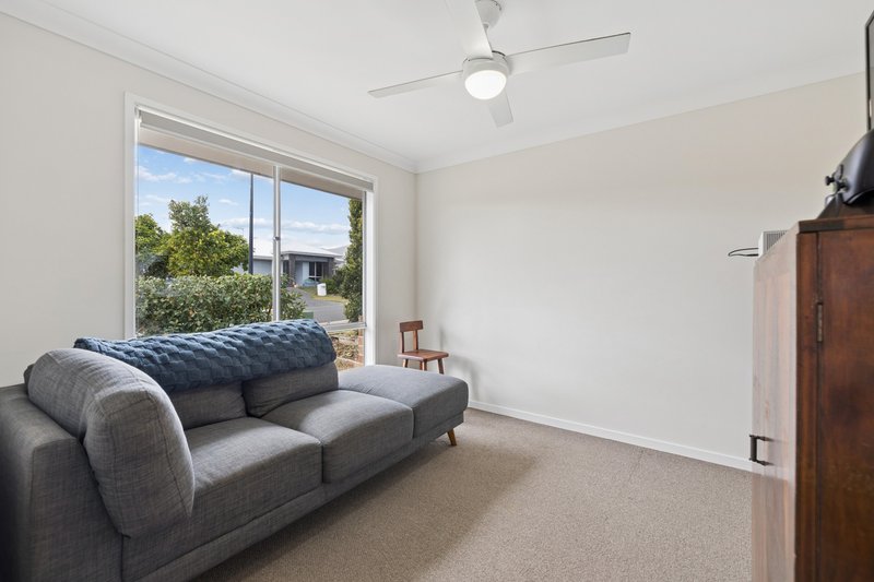Photo - 72 Spruce Circuit, Hillcrest QLD 4118 - Image 6