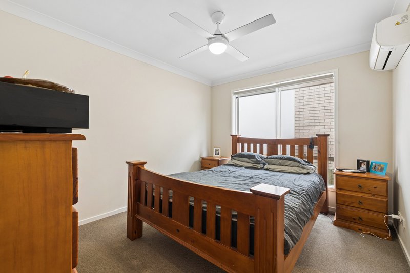 Photo - 72 Spruce Circuit, Hillcrest QLD 4118 - Image 9