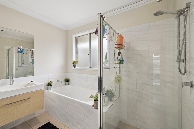 Photo - 72 Spruce Circuit, Hillcrest QLD 4118 - Image 14