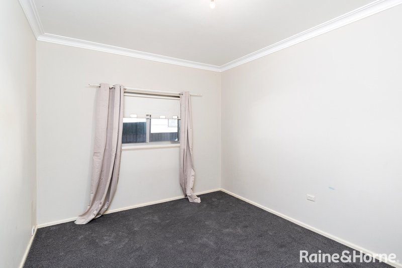 Photo - 72 Tichborne Crescent, Kooringal NSW 2650 - Image 6