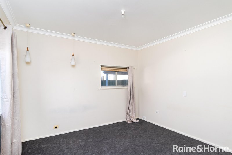 Photo - 72 Tichborne Crescent, Kooringal NSW 2650 - Image 7