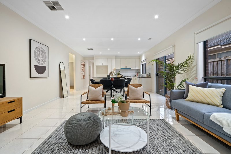 Photo - 72 Tuross Crescent, South Morang VIC 3752 - Image 6