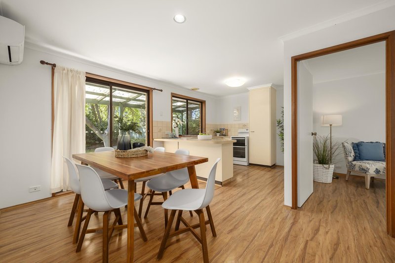 Photo - 72 Twelvetrees Crescent, Florey ACT 2615 - Image 6