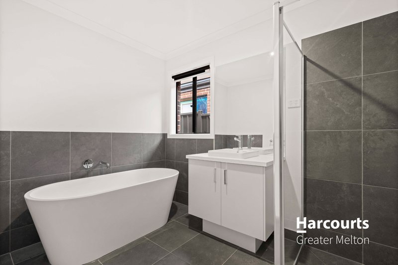 Photo - 72 Wallangara Boulevard, Harkness VIC 3337 - Image 8