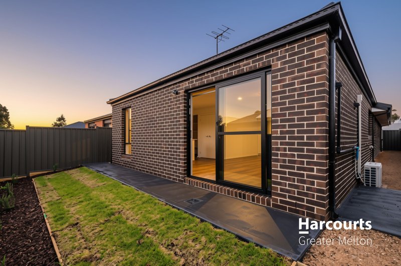 Photo - 72 Wallangara Boulevard, Harkness VIC 3337 - Image 11