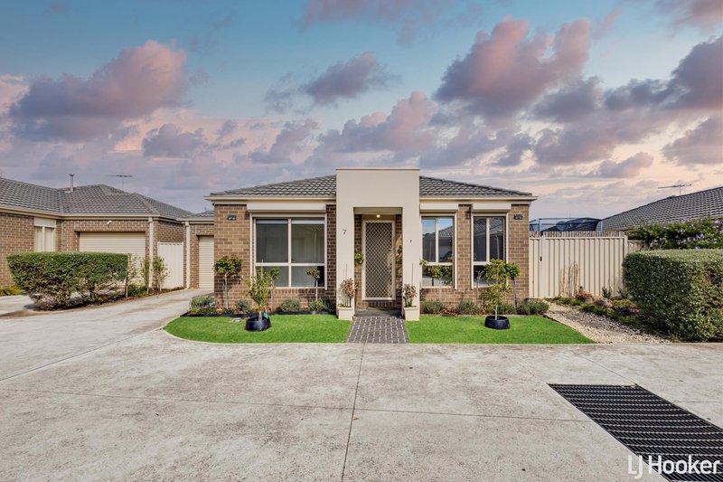 Photo - 7/3 Austin Place, Melton South VIC 3338 - Image 2