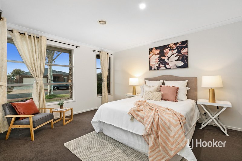 Photo - 73 Brownlow Drive, Point Cook VIC 3030 - Image 11