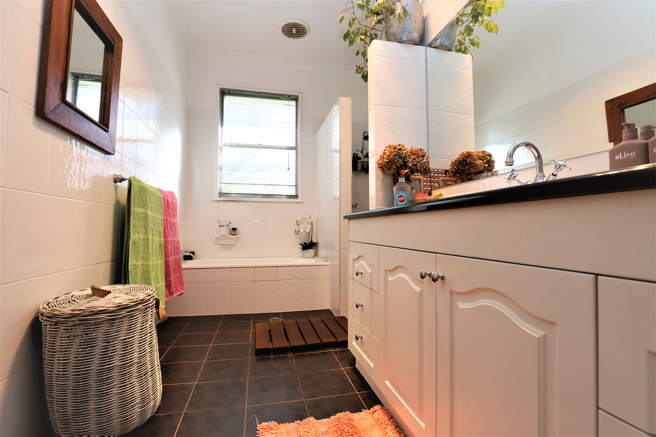 73 CENTENARY AVENUE, Cootamundra NSW 2590 - Image 4