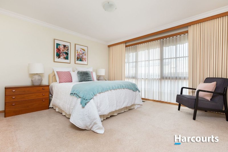 Photo - 73 Edrington Park Drive, Berwick VIC 3806 - Image 6