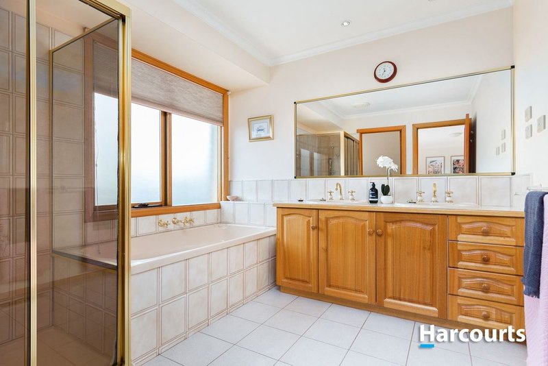 Photo - 73 Edrington Park Drive, Berwick VIC 3806 - Image 7