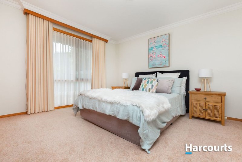 Photo - 73 Edrington Park Drive, Berwick VIC 3806 - Image 8