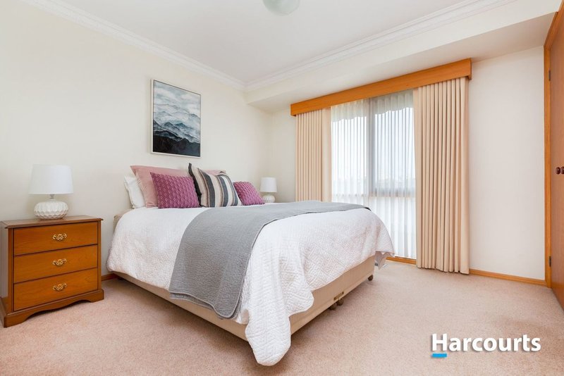 Photo - 73 Edrington Park Drive, Berwick VIC 3806 - Image 9