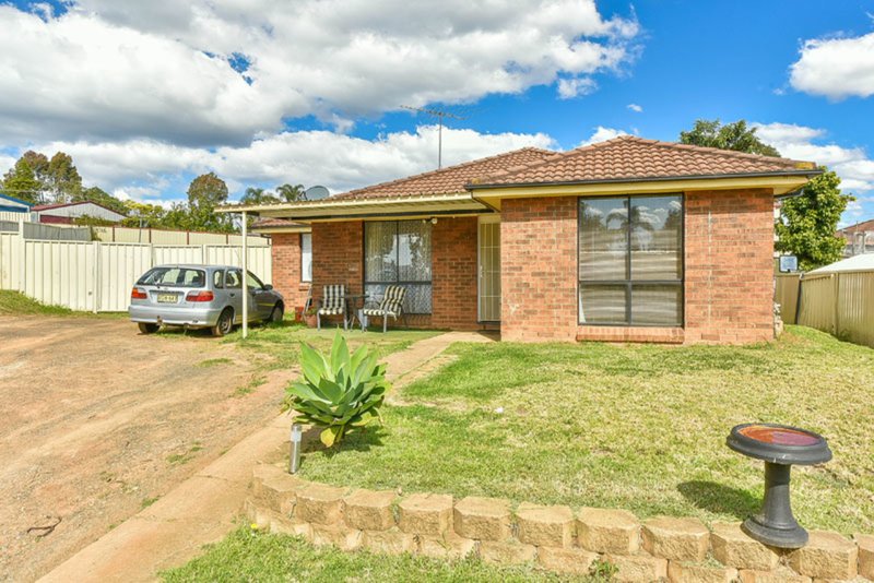 73 Lorenzo Crescent, Rosemeadow NSW 2560