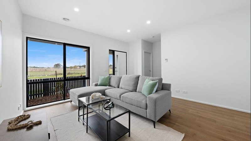 Photo - 73 Springs Road, Donnybrook VIC 3064 - Image 5