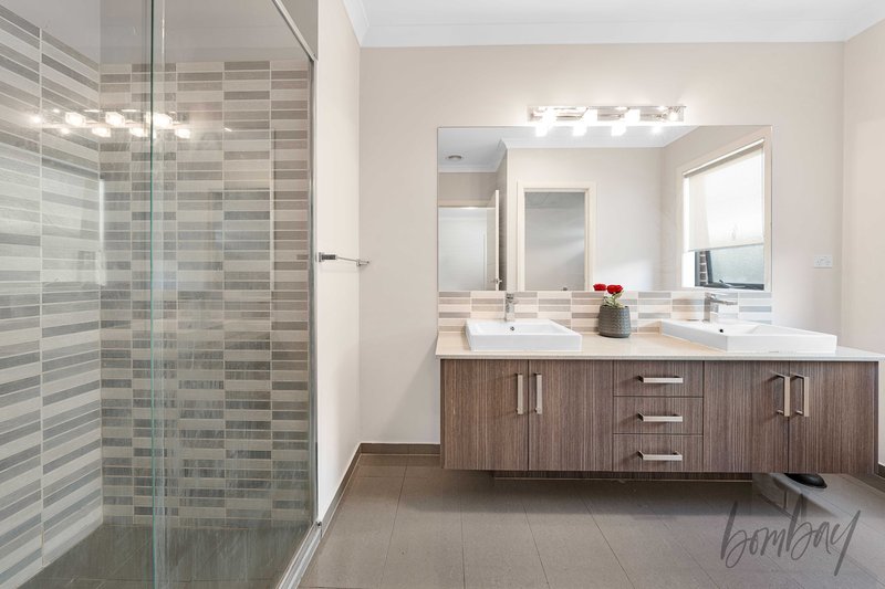 Photo - 73 Trillium Boulevard, Mickleham VIC 3064 - Image 6