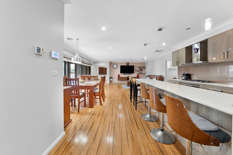 Photo - 73 Trillium Boulevard, Mickleham VIC 3064 - Image 9