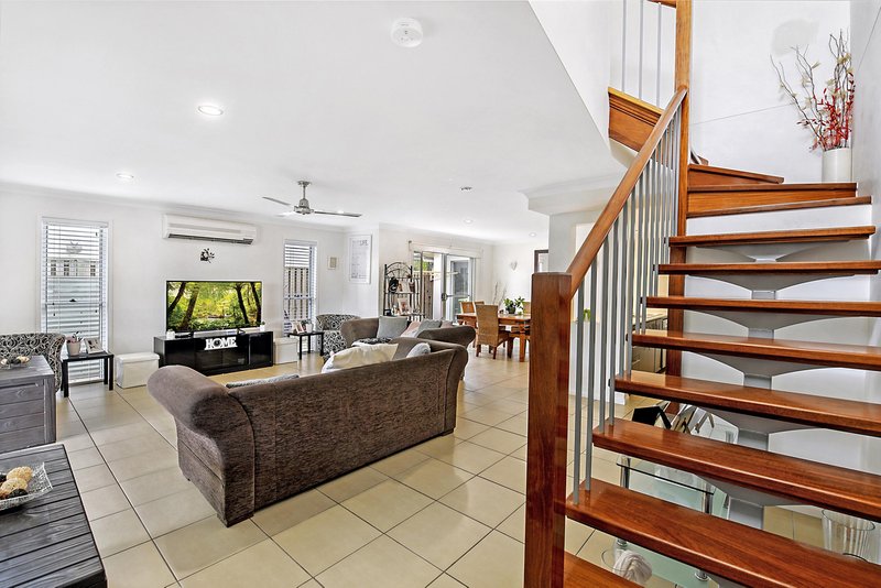 Photo - 73 Venice Street, Burleigh Waters QLD 4220 - Image 10