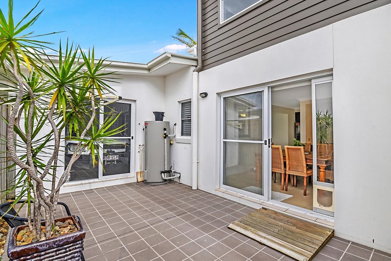 Photo - 73 Venice Street, Burleigh Waters QLD 4220 - Image 12