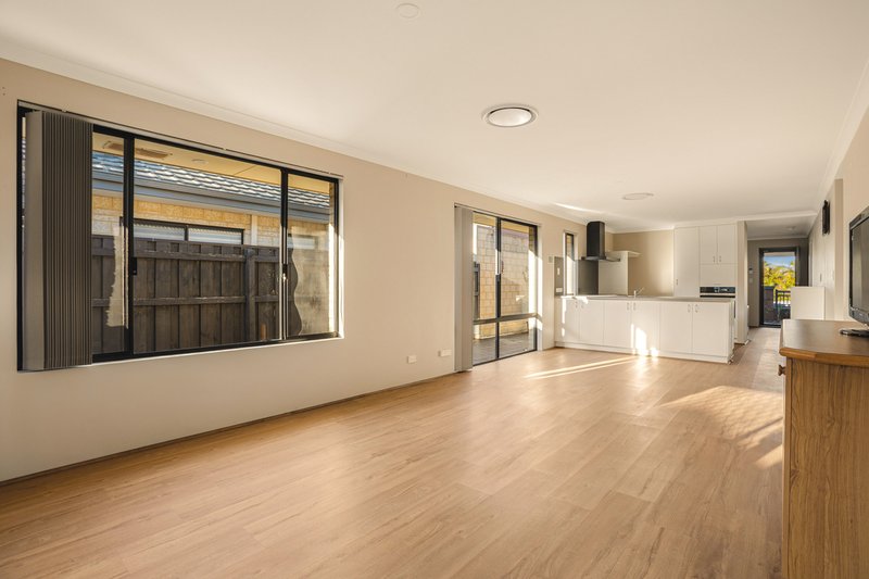 Photo - 74 Brixton Crescent, Ellenbrook WA 6069 - Image 4