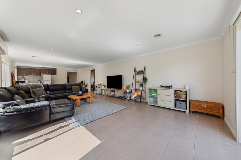 Photo - 74 Fallingwater Drive, Pakenham VIC 3810 - Image 5