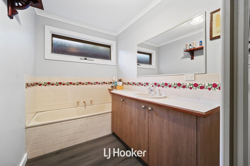 Photo - 74 Lawless Drive, Cranbourne North VIC 3977 - Image 14