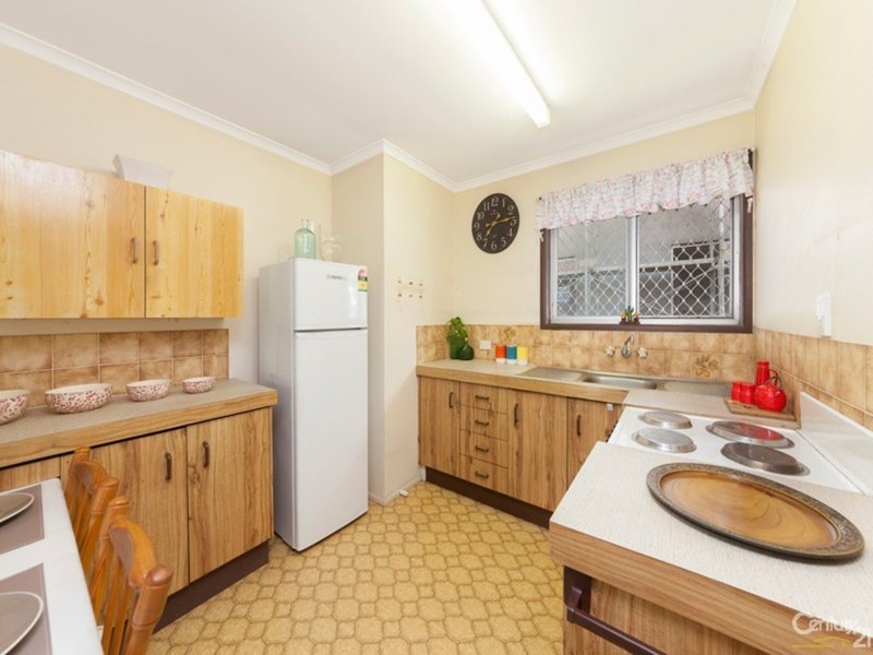 Photo - 74 Ronald Street, Wynnum QLD 4178 - Image 3