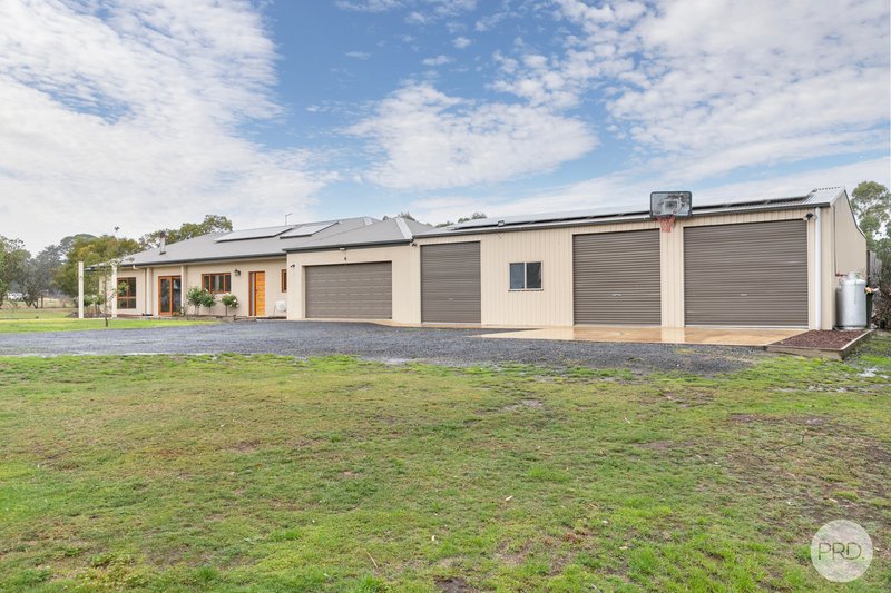 Photo - 74 Taemore Close, Haddon VIC 3351 - Image 2