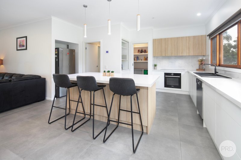 Photo - 74 Taemore Close, Haddon VIC 3351 - Image 3