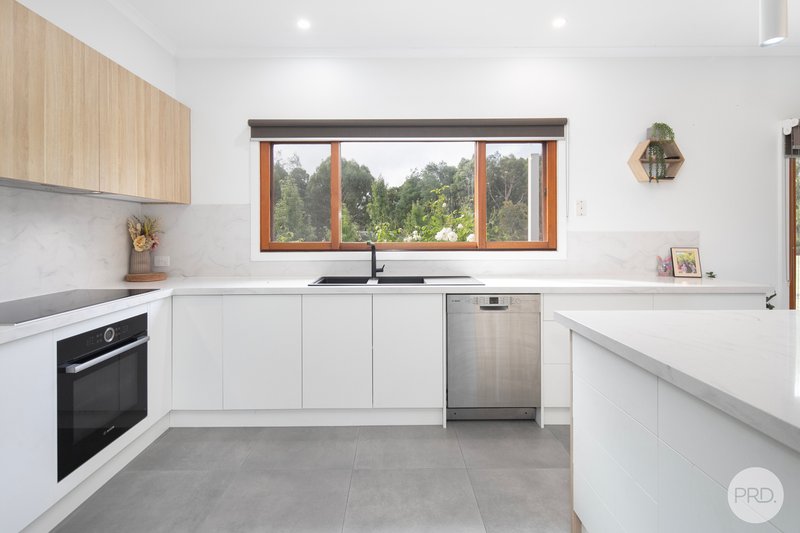 Photo - 74 Taemore Close, Haddon VIC 3351 - Image 4