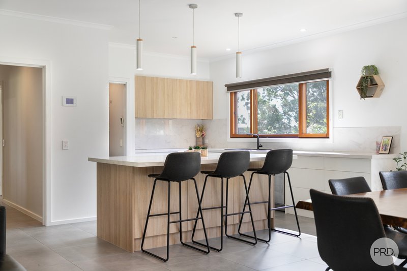 Photo - 74 Taemore Close, Haddon VIC 3351 - Image 5