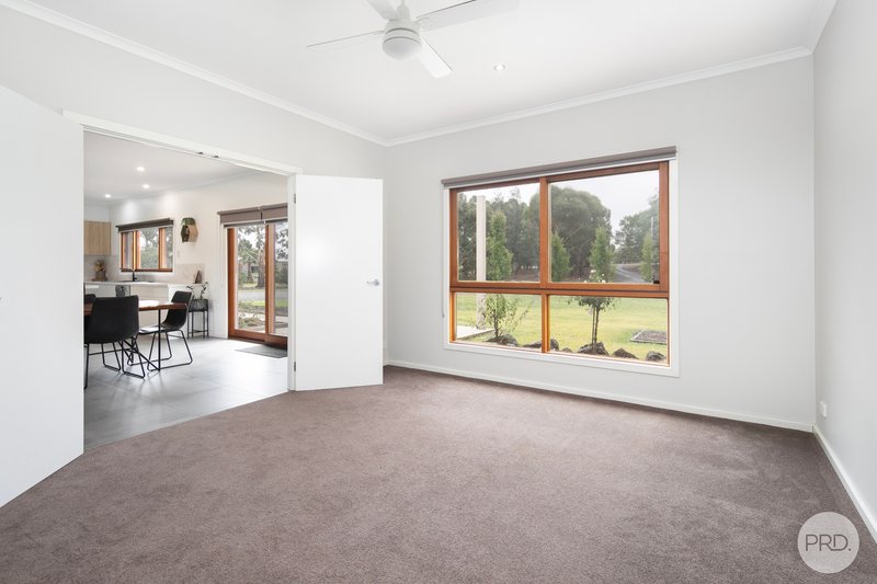 Photo - 74 Taemore Close, Haddon VIC 3351 - Image 6