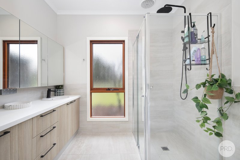 Photo - 74 Taemore Close, Haddon VIC 3351 - Image 8