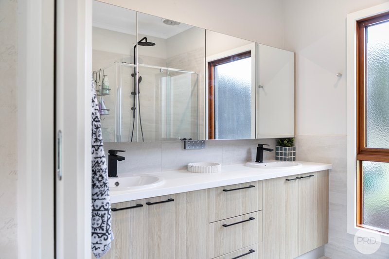 Photo - 74 Taemore Close, Haddon VIC 3351 - Image 9