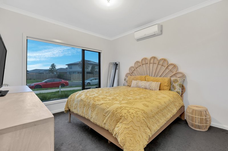 Photo - 74 Treeve Parkway, Werribee VIC 3030 - Image 3