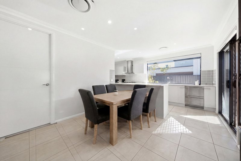 Photo - 75 Farview Drive, Denham Court NSW 2565 - Image 4